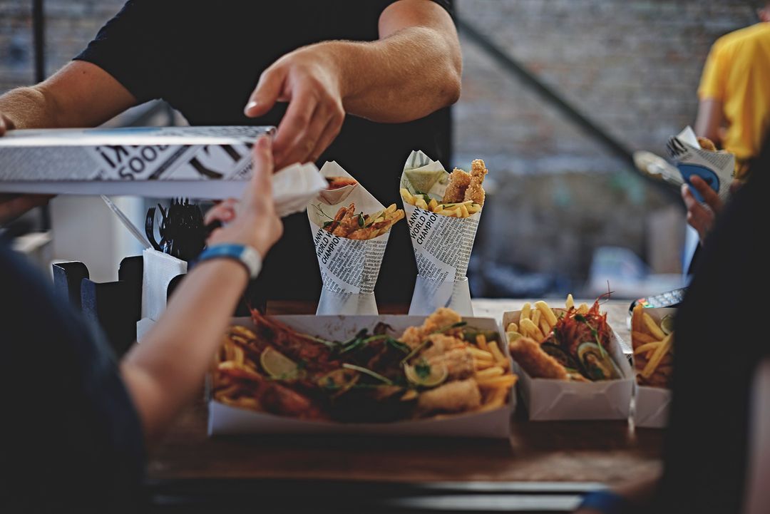 Mann serviert Streetfood aus Foodtruck in Kaltenkirchen