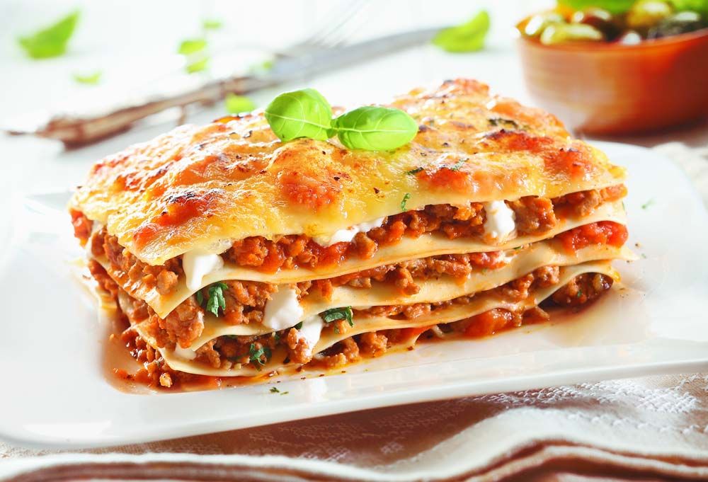 Ein Stück Lasagne auf einem Teller