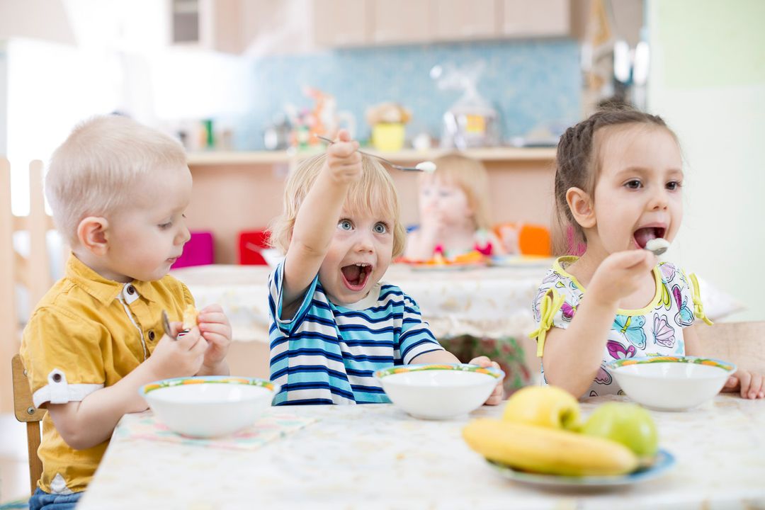 Kinder genießen die Verpflegung für Schulen & Kitas aus Kaltenkirchen