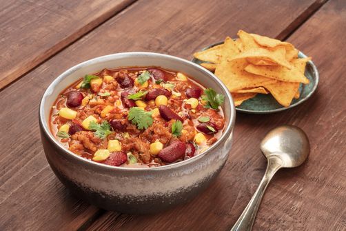 Chili mit Nachochips bei einem Catering