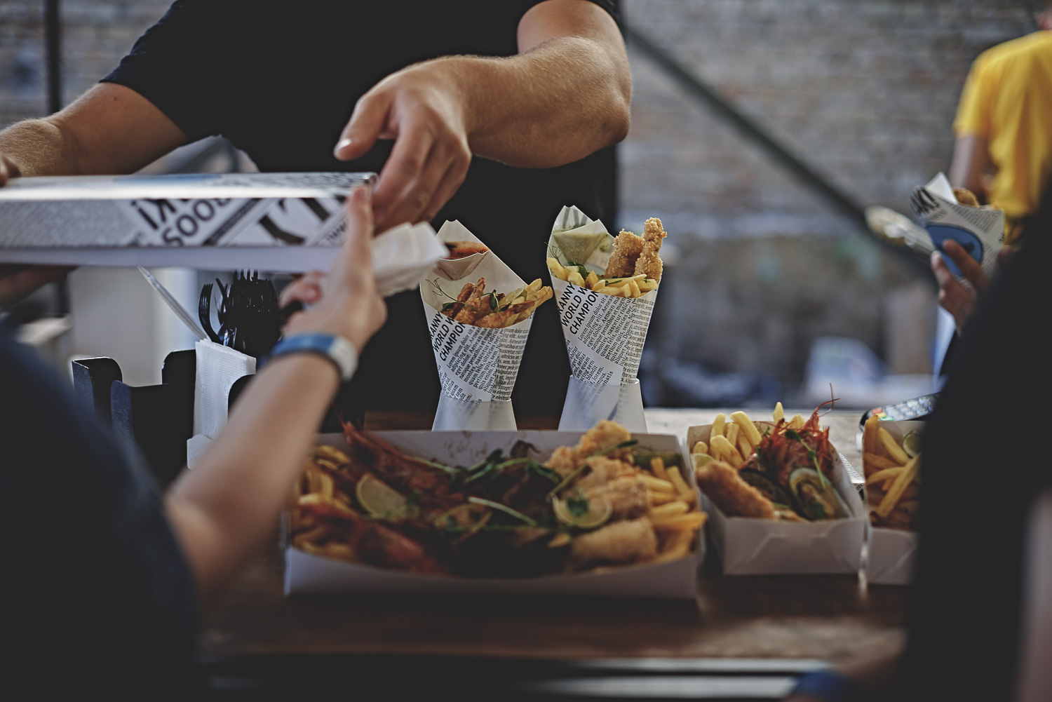 Mann serviert Streetfood aus Foodtruck in Kaltenkirchen