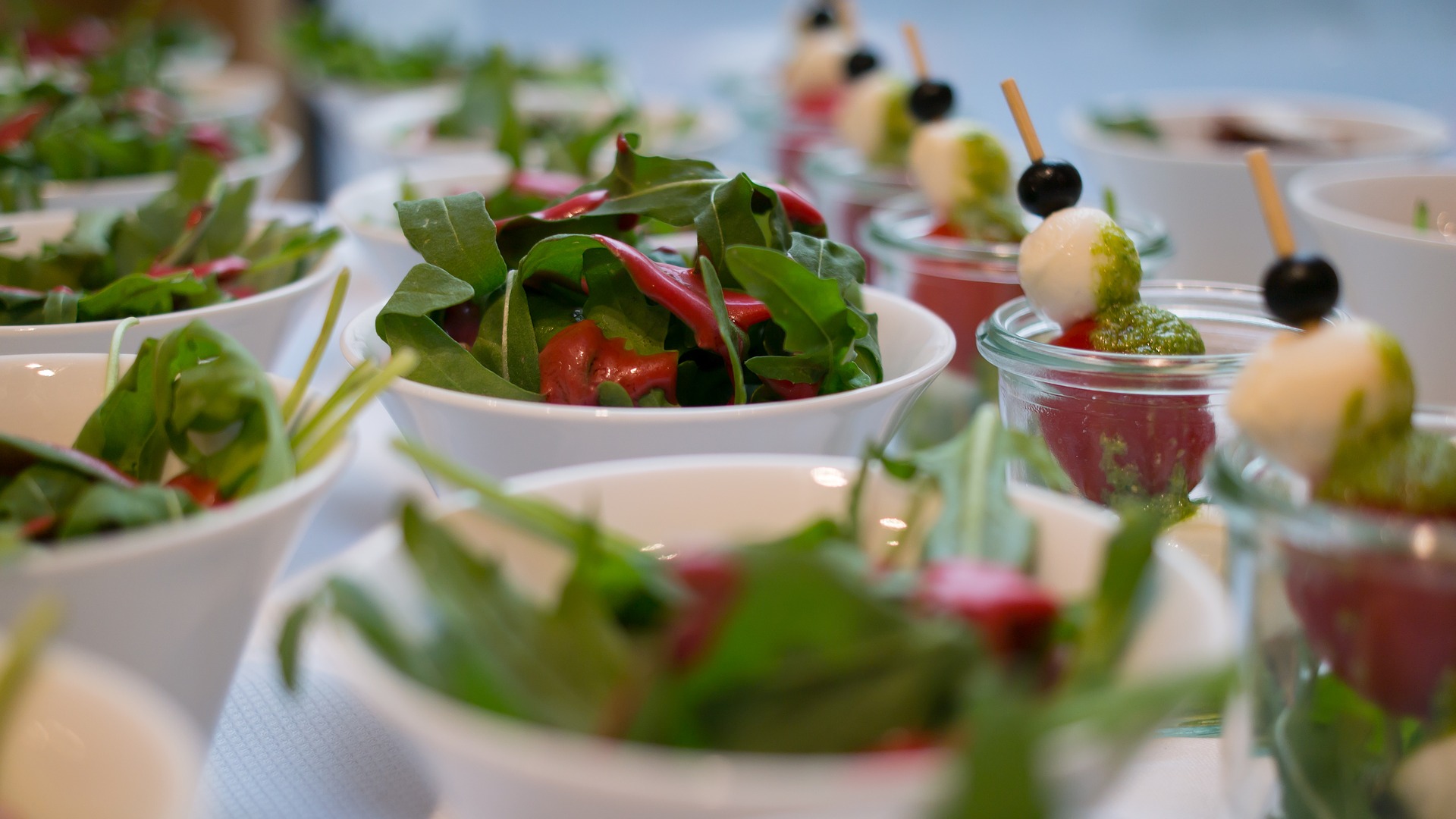 Salat in kleinen, weißen Schüsseln beim Partyservice in Kaltenkirchen